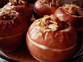 แอปเปิ้ลอบด้วยผลไม้แห้งเป็นของหวานในเมนูอาหารหลังการกำจัดถุงน้ำดี