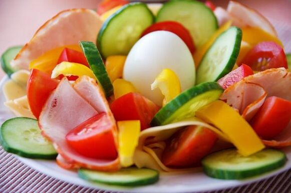 สลัดผักในเมนูอาหารไข่ส้มเพื่อลดน้ำหนัก
