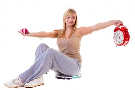 เด็กผู้หญิงที่ต้องการลดน้ำหนักกินอาหารเพื่อสุขภาพและเป็นไปตามระบบการปกครอง