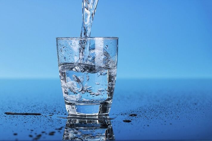 ดื่มน้ำให้เพียงพอเพื่อลดน้ำหนักอย่างรวดเร็ว