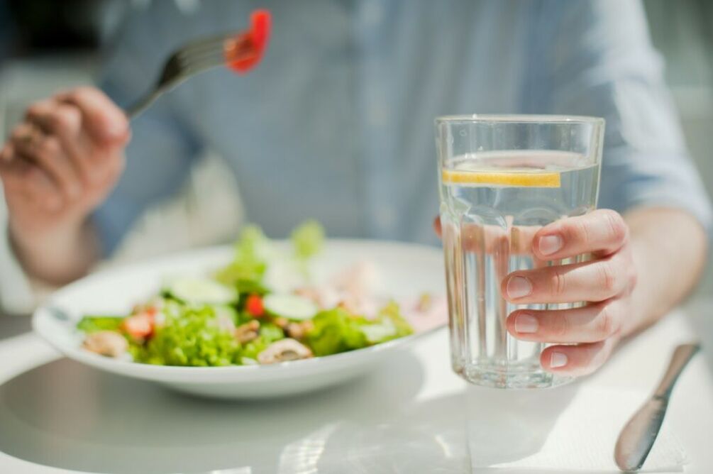 สลัดผักสดและน้ำในอาหารสำหรับคนขี้เกียจ